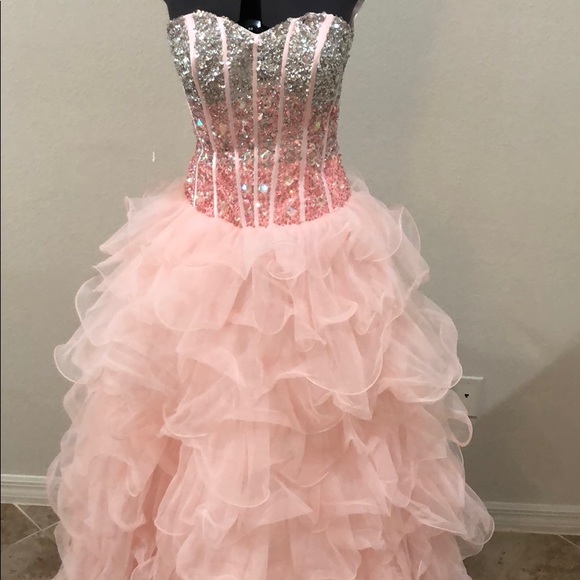 Beautiful prom or quinceañera dress 🌸💃🏻👑 - Picture 4 of 8